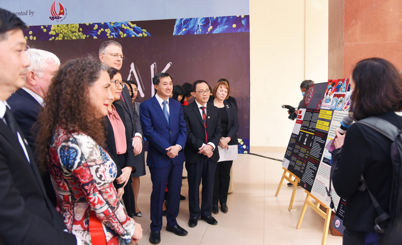 Đại sứ Hoa Kỳ tại Việt Nam, ông Kritenbrink, Thứ trưởng Bộ Y tế Trần Văn Thuấn và GS. TS. Tạ Thành Văn – Chủ tịch Hội đồng Trường Đại học Y Hà Nội và các đại biểu nghe giới thiệu về các bức họa trong triển lãm