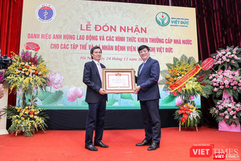 Bộ trưởng Bộ Y tế Nguyễn Thanh Long trao danh hiệu Chiến sĩ thi đua toàn quốc cho PGS.TS.TTND. Đồng Văn Hệ