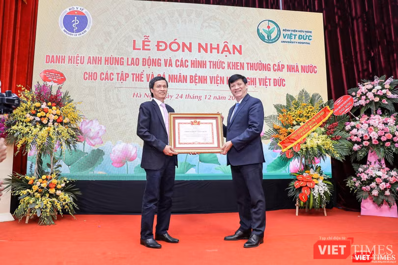 Bộ trưởng Bộ Y tế Nguyễn Thanh Long trao danh hiệu Chiến sĩ thi đua toàn quốc cho PGS.TS.TTND. Đồng Văn Hệ