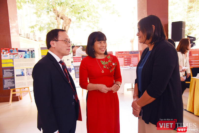 Các đại biểu trao đổi các hoạt động hợp tác y tế bên lề triển lãm Các đại biểu trao đổi các hoạt động hợp tác y tế bên lề triển lãm