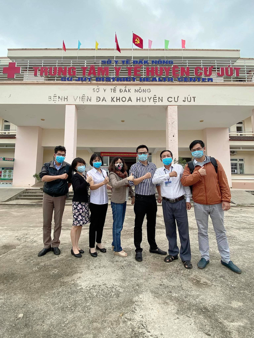 PGS.TS Trần Xuân Bách (thứ ba từ phải sang) trong chuyến công tác ở vùng cao đầu tháng 12/2020 (ảnh T.B) PGS.TS Trần Xuân Bách (thứ ba từ phải sang) trong chuyến công tác ở vùng cao đầu tháng 12/2020 (ảnh T.B)