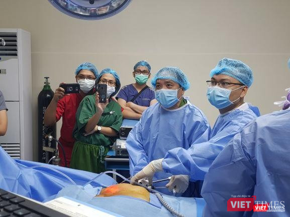 PGS.TS. Trần Ngọc Lương mổ thị phạm trong chương trình đào tạo các chuyên gia nước ngoài