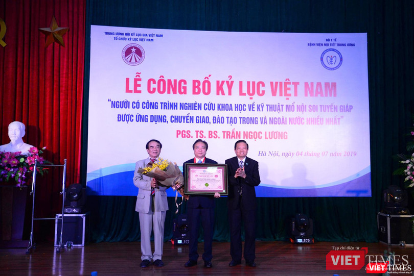 PGS.TS. Trần Ngọc Lương nhận Kỷ lục gia về đào tạo và chuyển giao kỹ thuật nội soi tuyến giáp nhiều nhất Việt Nam năm 2019