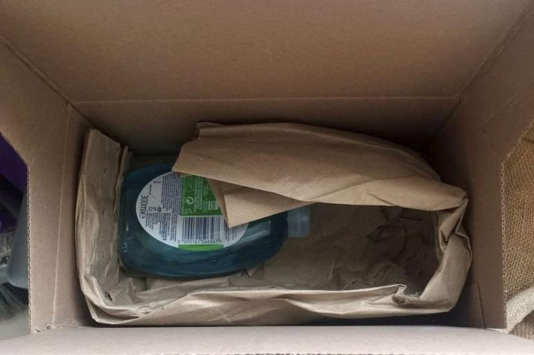 Gói hàng chứa lọ nước rửa tay mà nạn nhân nhận được (Ảnh: Apple Insider).