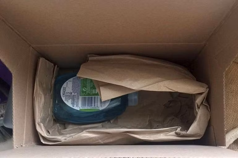 Gói hàng chứa lọ nước rửa tay mà nạn nhân nhận được (Ảnh: Apple Insider).