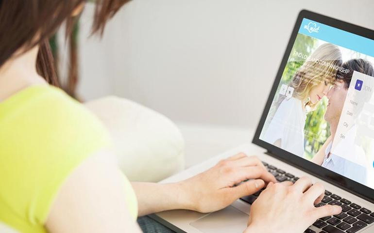 Nhiều cô gái nhẹ dạ cả tin đã trở thành nạn nhân của những kẻ lừa đảo khi gửi "ảnh nóng" cho chúng (Ảnh minh họa: Discrit). Nhiều cô gái nhẹ dạ cả tin đã trở thành nạn nhân của những kẻ lừa đảo khi gửi "ảnh nóng" cho chúng (Ảnh minh họa: Discrit).