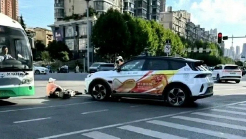 NGuoi phu nu vuot den do bi xe dam.jpg