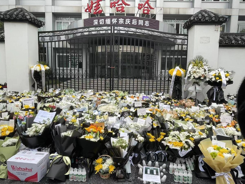 Hoa vieng Tong Khanh Hau.jpg