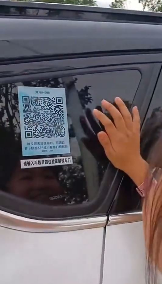 Khach chi can quet ma roi len xe.jpg