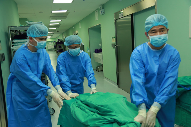 Vận chuyển tạng cho người nhận ở Bệnh viện Chợ Rẫy.JPG