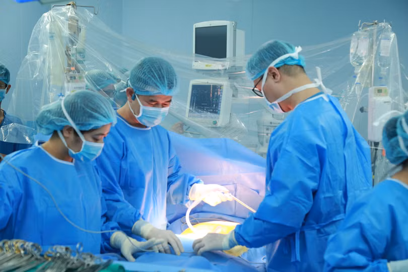 3 các bs thực hiênj lay tạng.JPG