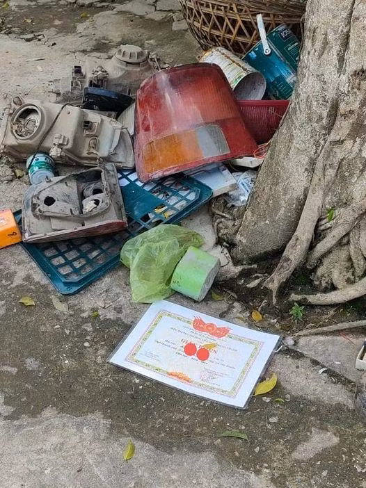 Tờ giấy khen bị vứt bên đường (Ảnh: Lê Thu) Tờ giấy khen bị vứt bên đường (Ảnh: Lê Thu)