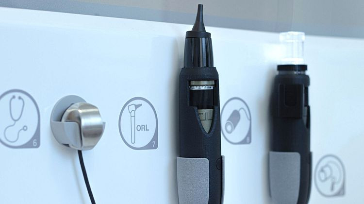 Bác sĩ hướng dẫn người dùng đưa ống soi vào đúng góc và điều chỉnh bánh xe lấy nét cho đến khi hình ảnh có độ phân giải cao đến kinh ngạc xuất hiện trên màn hình. Ảnh H4D