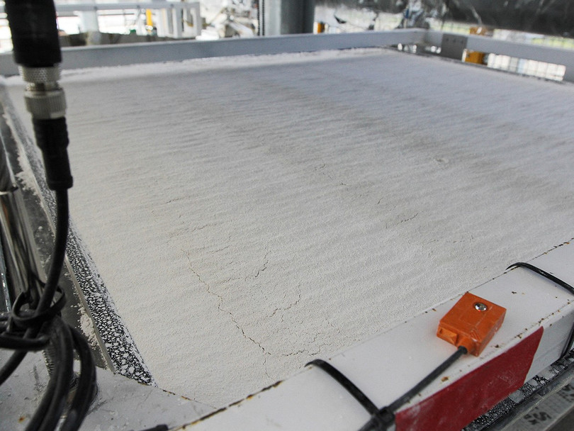 Một lớp các hạt nhỏ vật liệu có nguồn gốc từ đá vôi (vôi bột) trên khay thu giữ carbon. Ảnh E&T Một lớp các hạt nhỏ vật liệu có nguồn gốc từ đá vôi (vôi bột) trên khay thu giữ carbon. Ảnh E&T