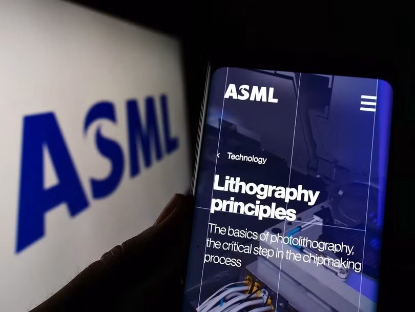 ASML Holding thống trị thị trường toàn cầu về thiết bị sản xuất chip nhờ hệ thống in thạch bản cực tím cực kỳ tiên tiến của mình. Ảnh: Shutterstock