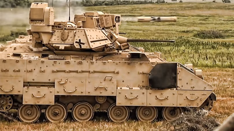 Xe chiến đấu bộ binh Bradley bắn tên lửa chống tăng TOW. Ảnh Military Ukraine Xe chiến đấu bộ binh Bradley bắn tên lửa chống tăng TOW. Ảnh Military Ukraine