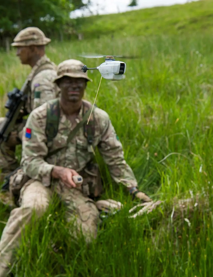 Máy bay không người lái siêu nhỏ Black Hornet của Quân đội Anh. Ảnh Crown Copyright