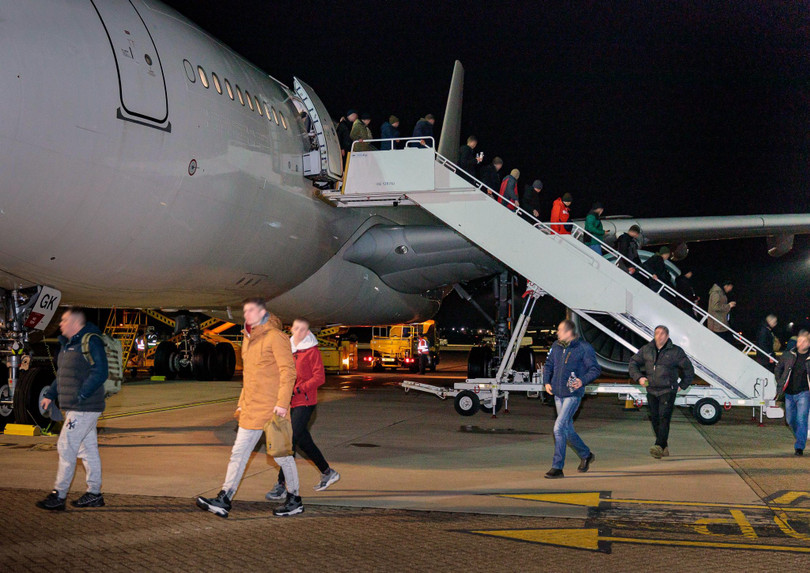 Quân nhân Ukraine đến Anh huấn luyện khai thác sử dụng pháo tự hành AS90. Ảnh Military Ukraine.