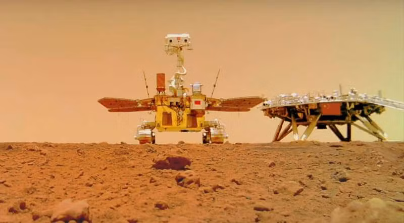 Ảnh selfie do xe tự hành Zhurong chụp cùng với thiết bị hạ cánh bằng camera không dây. Nguồn: CNSA. Ảnh Cơ quan quản lý vũ trụ quốc gia Trung Quốc