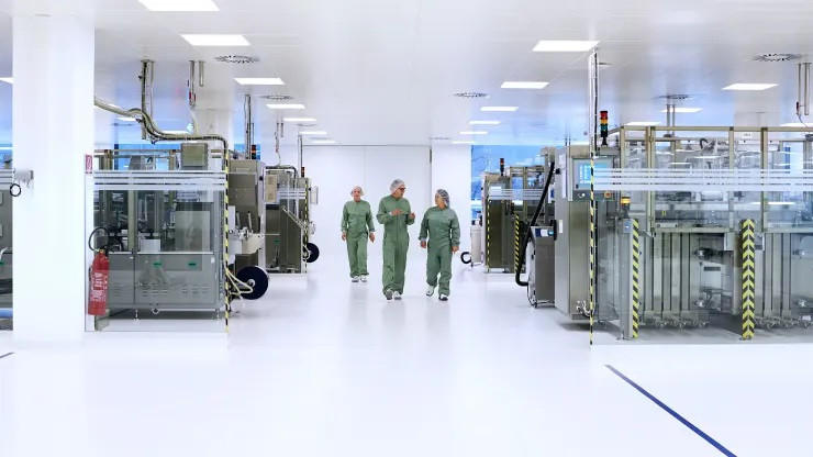 Các kỹ sư của Novartis tại cơ sở đóng gói. Ảnh: Novartis