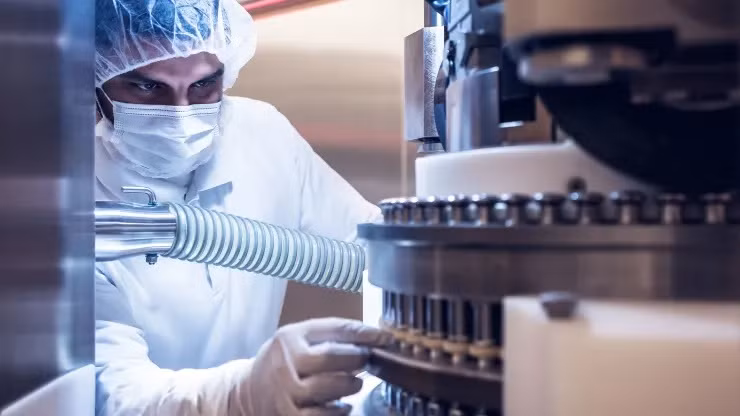 Nhà khoa học của Novartis kiểm tra máy nén. Ảnh Novartis.