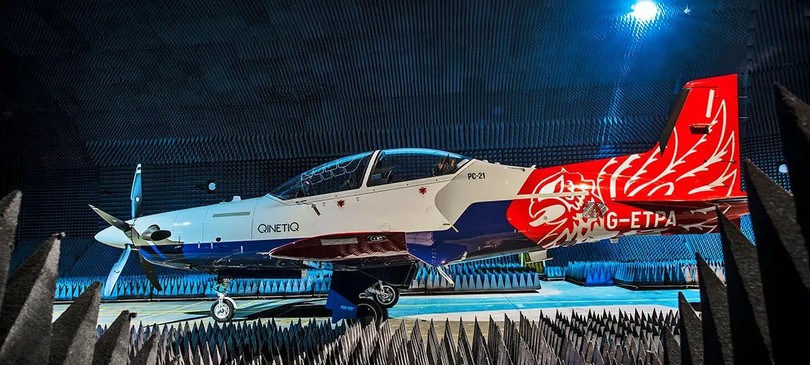 Máy huấn luyện động cơ phản lực cánh quạt PC-21 do công ty vận hành tại cơ sở thử nghiệm cách âm của QinetiQ. Ảnh QinetiQ