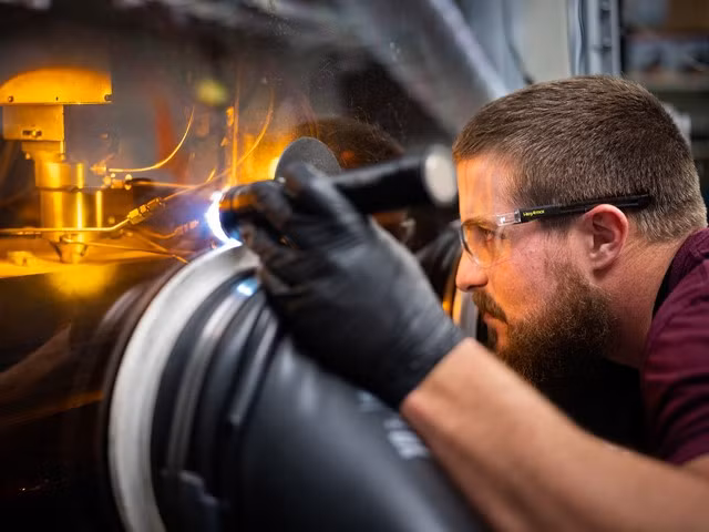 Các nhà khoa học sử dụng kỹ thuật in 3D chế tạo hợp kim. Ảnh E&T