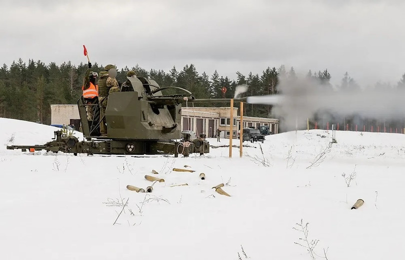 Quân đội Litva huấn luyện quân nhân Ukraine sử dụng Pháo tự động phòng không đa năng Bofors 40 mm L/70. Ảnh LRT/Đài phát thanh và truyền hình quốc gia Litva.