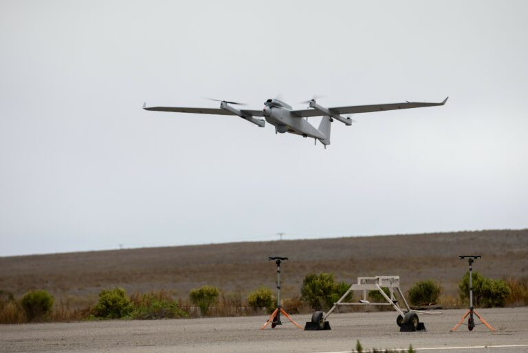 Hệ thống máy bay không người lái Jump 20 Group 3 cất cánh ngày 13/10/2022, trên đảo San Clemente, California. Ảnh Quân đội Mỹ/Spc. Collin MacKown
