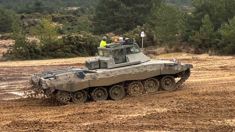 Huấn luyện lính lái xe Ukraine trên Xe tăng huấn luyện lái xe Challenger 2 (DTT). Tháng 2/2023 tại Vương quốc Anh. Ảnh: Bộ Quốc phòng Anh.