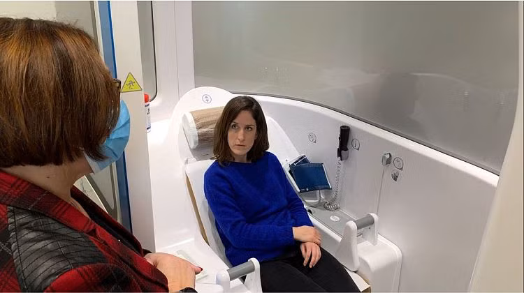 Nghe hướng dẫn trước khi dùng thử gian hàng y tế từ xa của H4D ở Montréal-la-Cluse, Pháp, ngày 26/1/2023. Ảnh Euronews