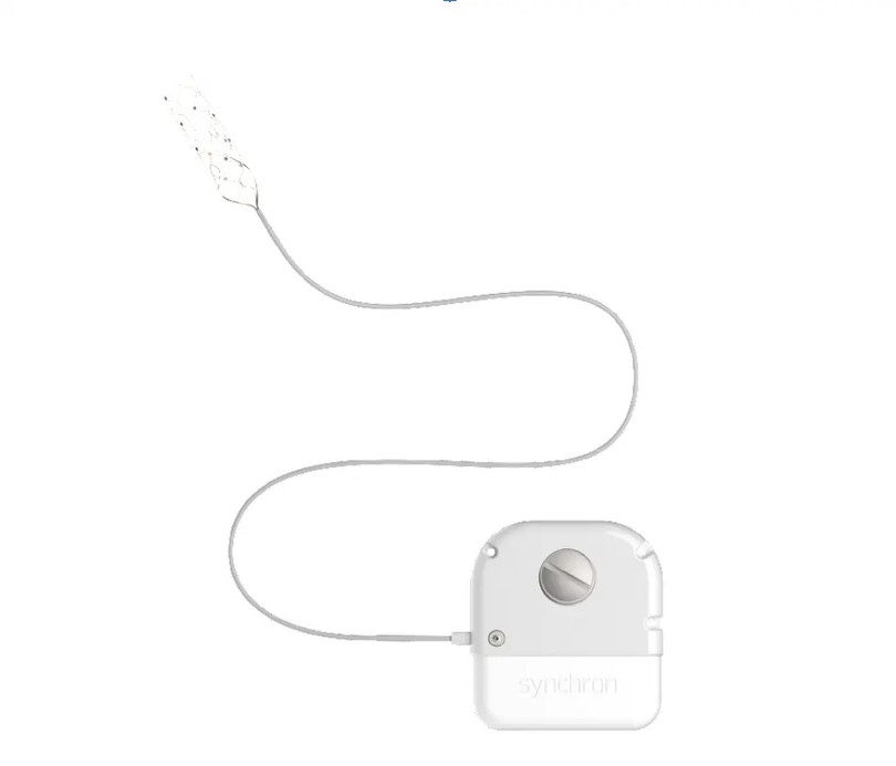 Giao diện não-máy tính của Synchron, Mảng điện cực nội mạch Stentrode™ và Bộ truyền phát máy thu có thể cấy ghép. Ảnh Synchron Giao diện não-máy tính của Synchron, Mảng điện cực nội mạch Stentrode™ và Bộ truyền phát máy thu có thể cấy ghép. Ảnh Synchron