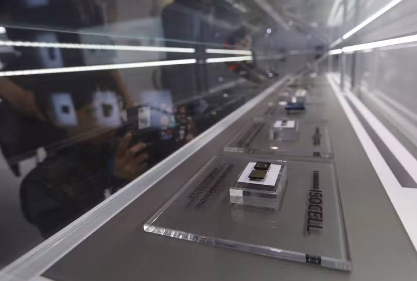 Bảng vi mạch của Samsung trưng bày tại cửa hàng ở Seoul. Ảnh AP