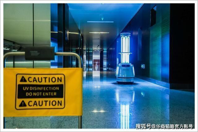 Robot khử trùng bằng tia cực tím hoạt động độc lập tại Trung tâm Triển lãm Thế giới Thượng Hải.