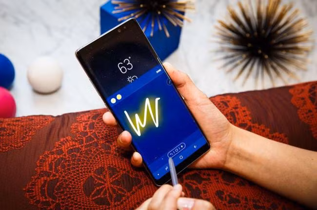 Điểm danh 6 mẫu smartphone có viền màn hình mỏng nhất thế giới ảnh 3