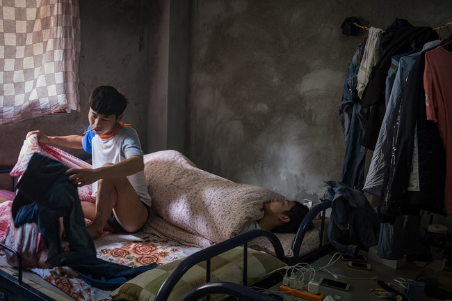 Hình 12: Căn phòng nơi Sun và các đồng nghiệp của mình ngủ và sinh hoạt. Sun cho biết “Để đến được thị trấn kế bên phải mất tới 36km vì thế nơi đây hầu như không có chỗ nào để tiêu tiền cả, nên làm ra bao nhiêu là tiết kiệm được hết”