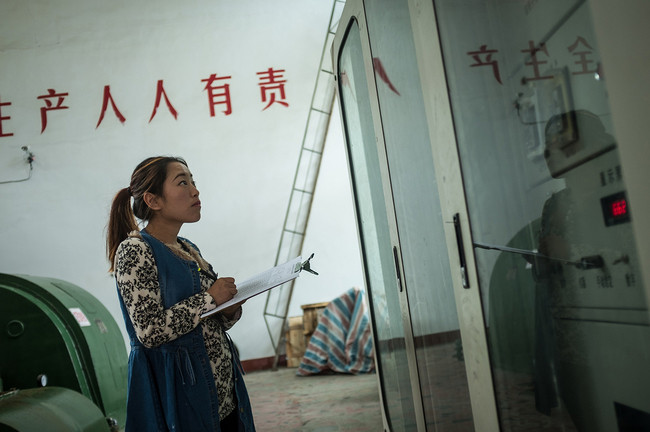 Hình 5: Một nhân viên của nhà máy thủy điện đang kiểm tra máy phát điện, Kun đã thuyết phục được chủ nhà máy điện để anh thiết lập một mỏ cày Bitcoin cạnh nhà máy điện vào năm 2015