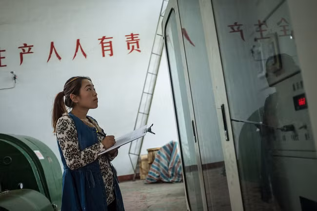 Hình 5: Một nhân viên của nhà máy thủy điện đang kiểm tra máy phát điện, Kun đã thuyết phục được chủ nhà máy điện để anh thiết lập một mỏ cày Bitcoin cạnh nhà máy điện vào năm 2015