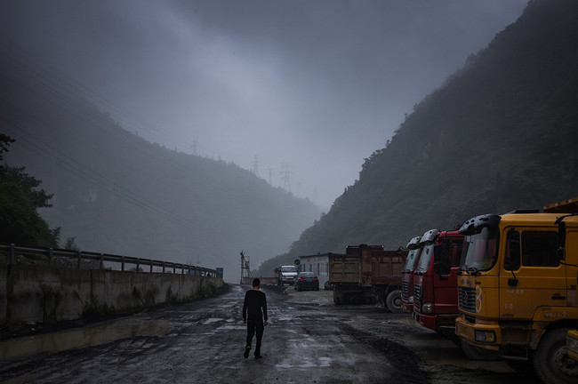 Hình 15: Con đường hai bên là dãy núi sương phủ quanh năm này chính là con đường dẫn tới khu mỏ