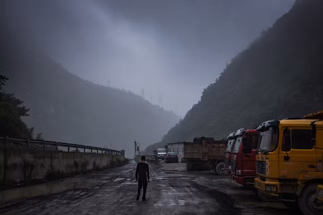 Hình 15: Con đường hai bên là dãy núi sương phủ quanh năm này chính là con đường dẫn tới khu mỏ