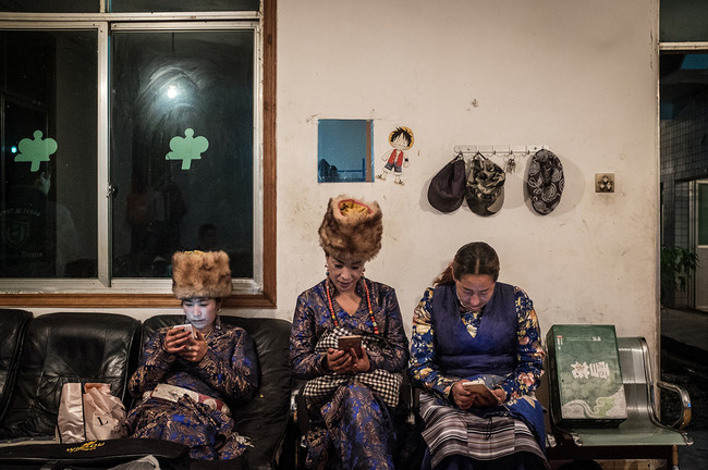 Hình 7: Những người phụ nữ Tây Tạng đang ngồi chờ tham dự một bữa tiệc do Kun tổ chức nhằm ăn mừng việc mở rộng và nâng cấp máy đào Bitcoin.