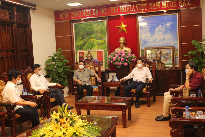 Chủ tịch Đỗ Minh Tuấn cùng Ban biên tập Tạp chí điện tử VietTimes