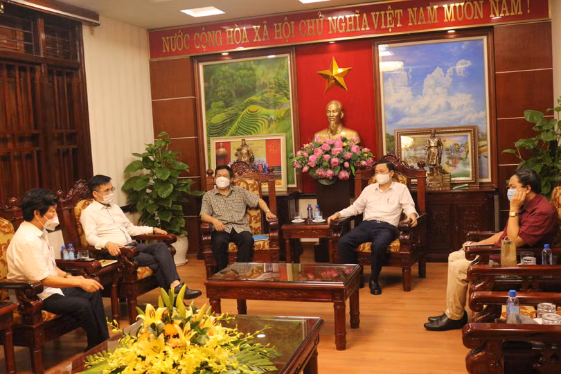Chủ tịch Đỗ Minh Tuấn cùng Ban biên tập Tạp chí điện tử VietTimes
