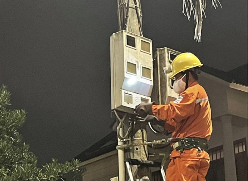 Nhân viên Điện lực TP. Quảng Ngãi sửa chữa điện cho người dân trong đêm giao thừa Tết Nhâm Dần 2022 Nhân viên Điện lực TP. Quảng Ngãi sửa chữa điện cho người dân trong đêm giao thừa Tết Nhâm Dần 2022