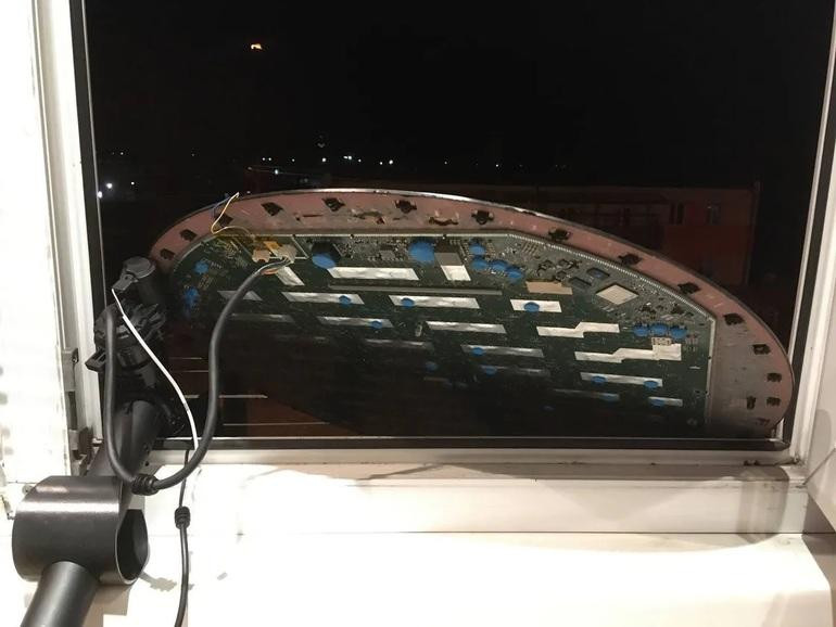 Thiết bị thu tín hiệu Internet vệ tinh Starling được đặt ngoài cửa sổ (Ảnh: Oleg Kutkov). Thiết bị thu tín hiệu Internet vệ tinh Starling được đặt ngoài cửa sổ (Ảnh: Oleg Kutkov).