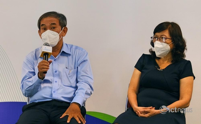 Nhà giáo nhân dân, PGS TS Hồ Thanh Phong (cầm micro) phát biểu tại hội thảo. (Ảnh: Hải Đăng)