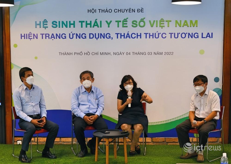 TS, bác sĩ Đỗ Thị Tường Oanh (áo đen) nói về vai trò của y tế từ xa. (Ảnh: Hải Đăng)