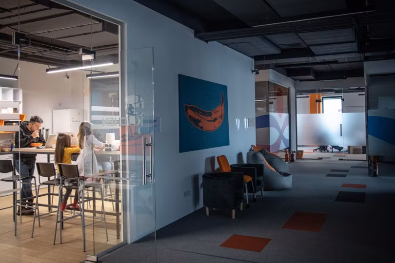 Từ khi chiến sự nổ ra, văn phòng N-iX trở thành nơi ở của nhân viên và gia đình. (Ảnh: WSJ)