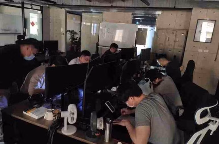 Các nhân viên công ty phần mềm đang chăm chú làm việc dù bị mất điện (Ảnh: Qdmana).