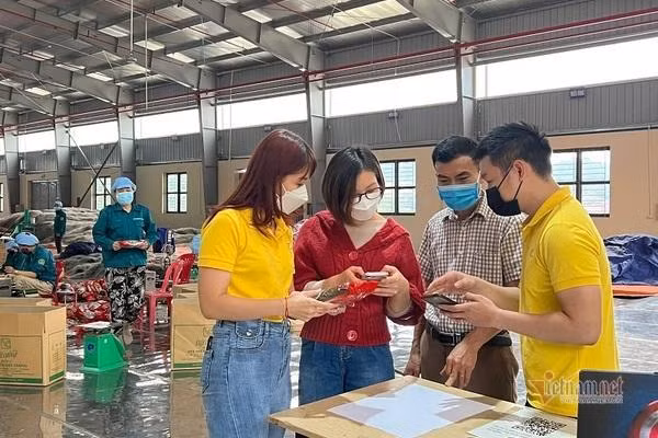 Nhân viên Bưu điện hướng dẫn lãnh đạo Hợp tác xã Miến Việt Cường cách tăng hiệu quả khi đưa sản phẩm lên sàn thương mại điện tử. Nhân viên Bưu điện hướng dẫn lãnh đạo Hợp tác xã Miến Việt Cường cách tăng hiệu quả khi đưa sản phẩm lên sàn thương mại điện tử.